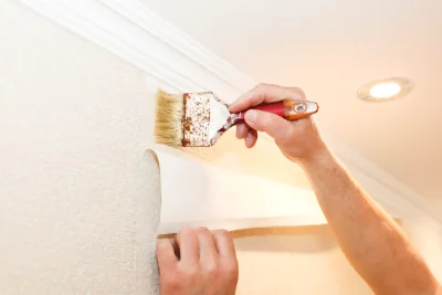 Pose de papier peint au Pin — revêtements muraux et toiles de verre